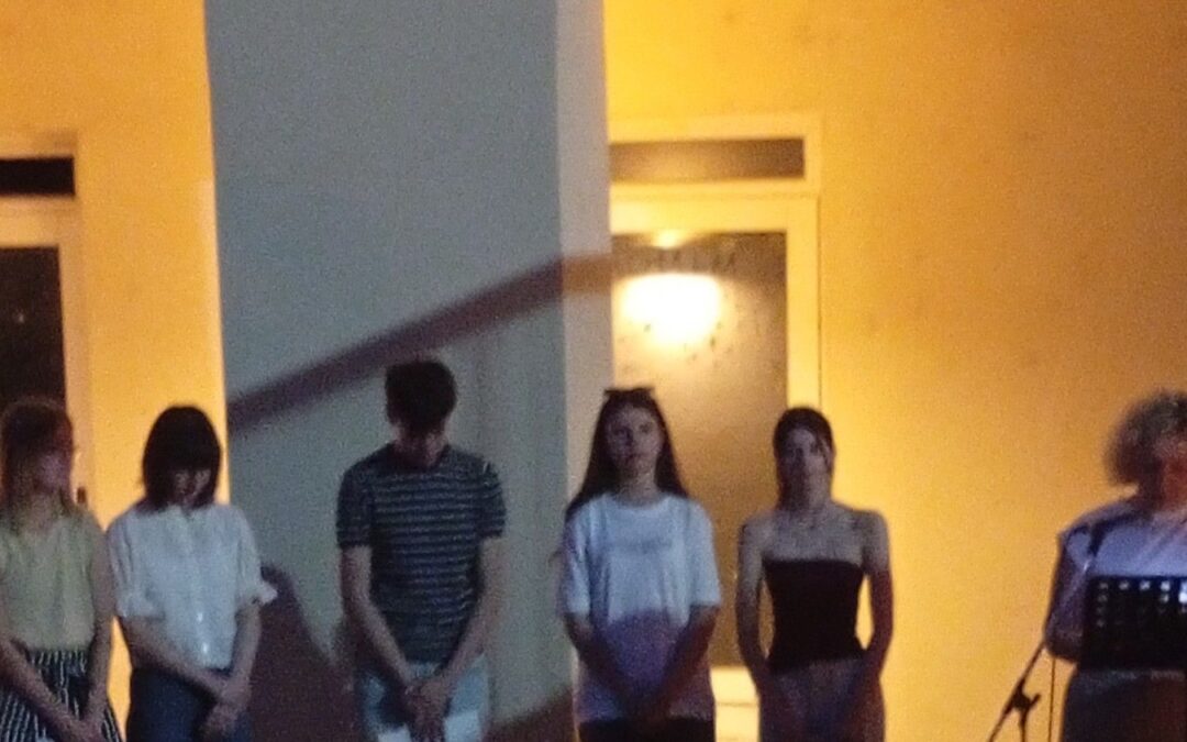 „Čitanje pod zvijezdama” u Virovitici okupilo učenike, zaljubljenike u pisanu i izgovorenu riječ